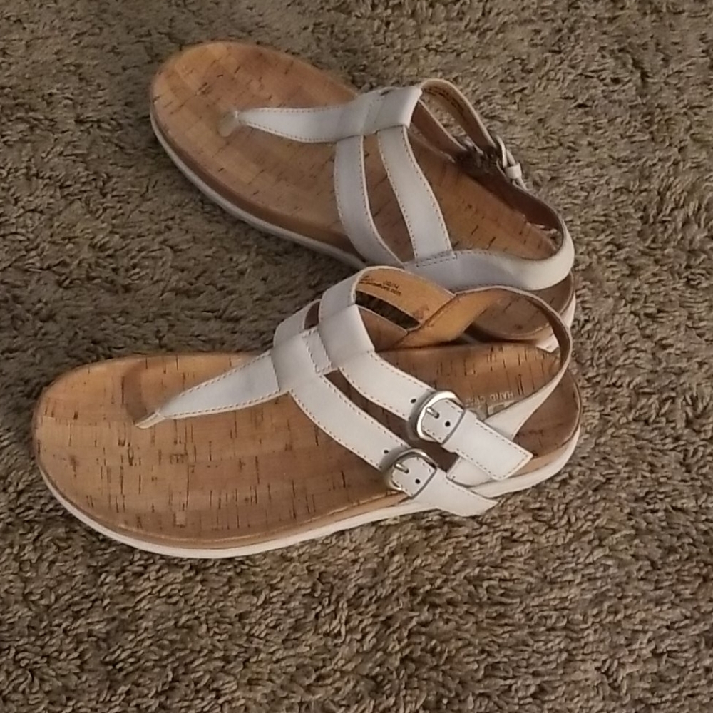 BORN RETA WHITE SANDALS SUMMER THONGS SHOES 6 NEW